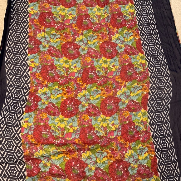 Large multi colored scarf/wrap/throw or multifunctional item - Picture 4 of 6